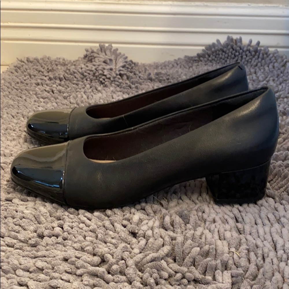 Clark’s soft cushion collection black pumps - Picture 2 of 5